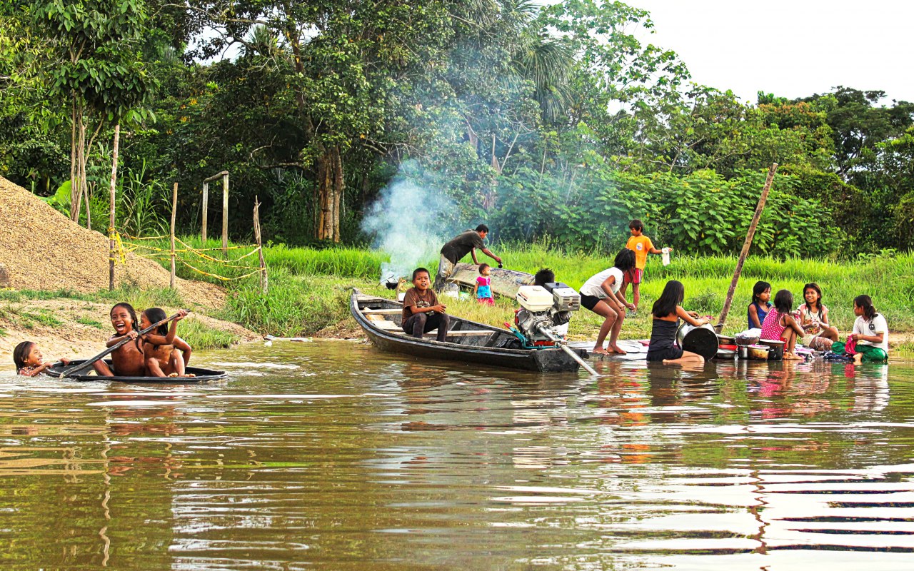 Enfants et familles au bord d'un fleuve, Amazonie colombienne