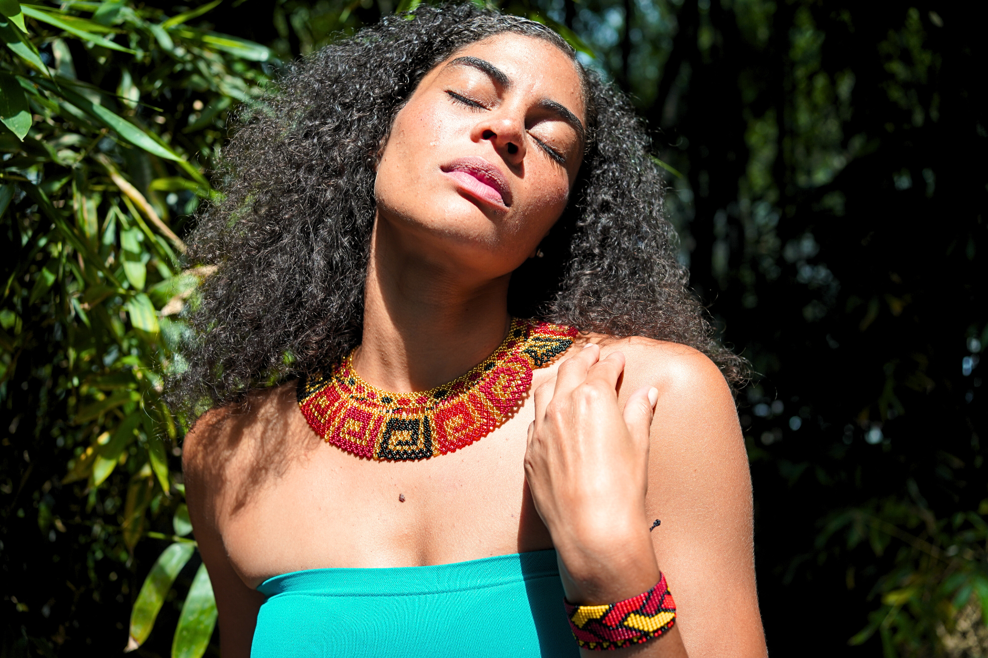 Femme portant un collier artisanal du Putumayo, Colombie